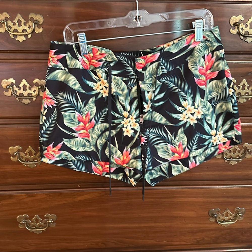 Calia by Carrie Underwood swim/cover-up shorts, sz M